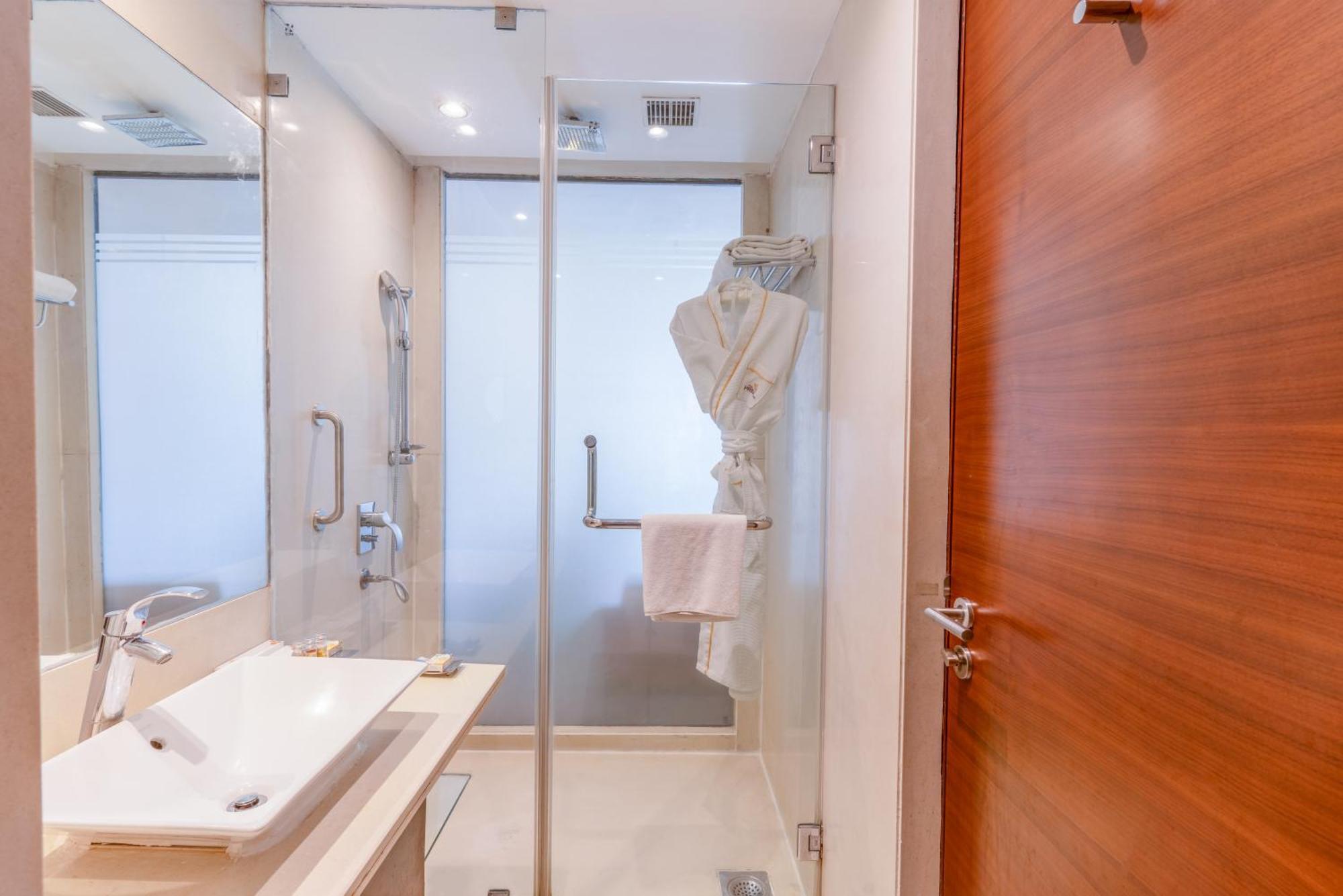 加尔各答普赖德广场酒店 外观 照片 A shower cubicle