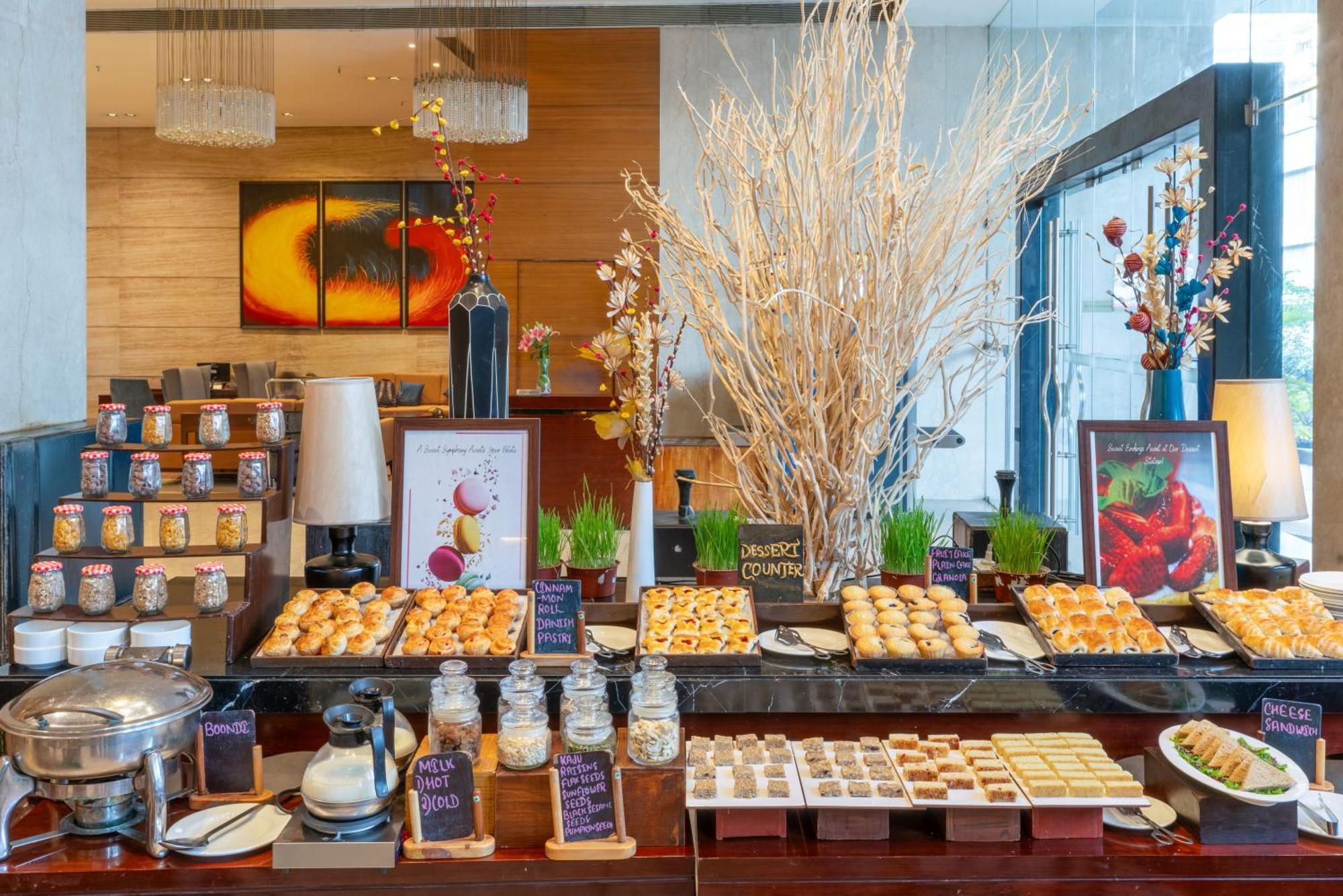 加尔各答普赖德广场酒店 外观 照片 A buffet at a hotel