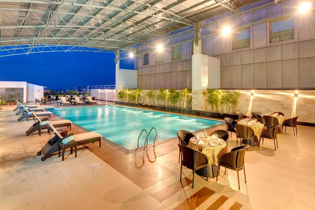 加尔各答普赖德广场酒店 外观 照片 The swimming pool at the hotel