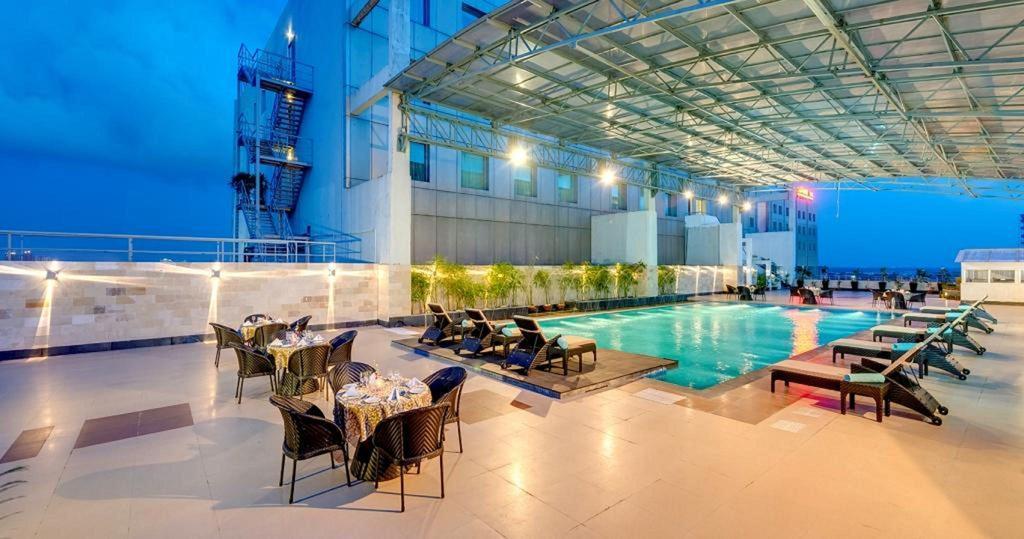 加尔各答普赖德广场酒店 外观 照片 The swimming pool at the hotel
