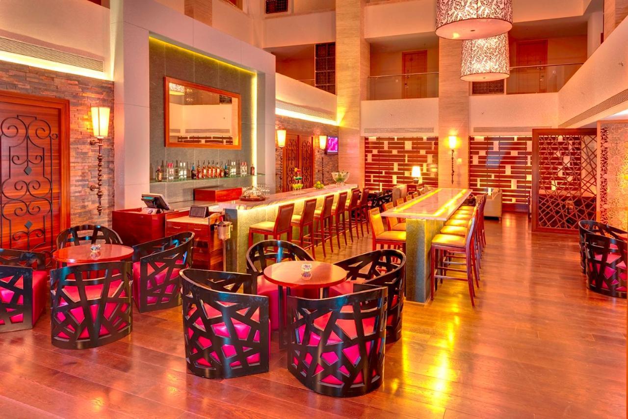 加尔各答普赖德广场酒店 外观 照片 The bar at the hotel