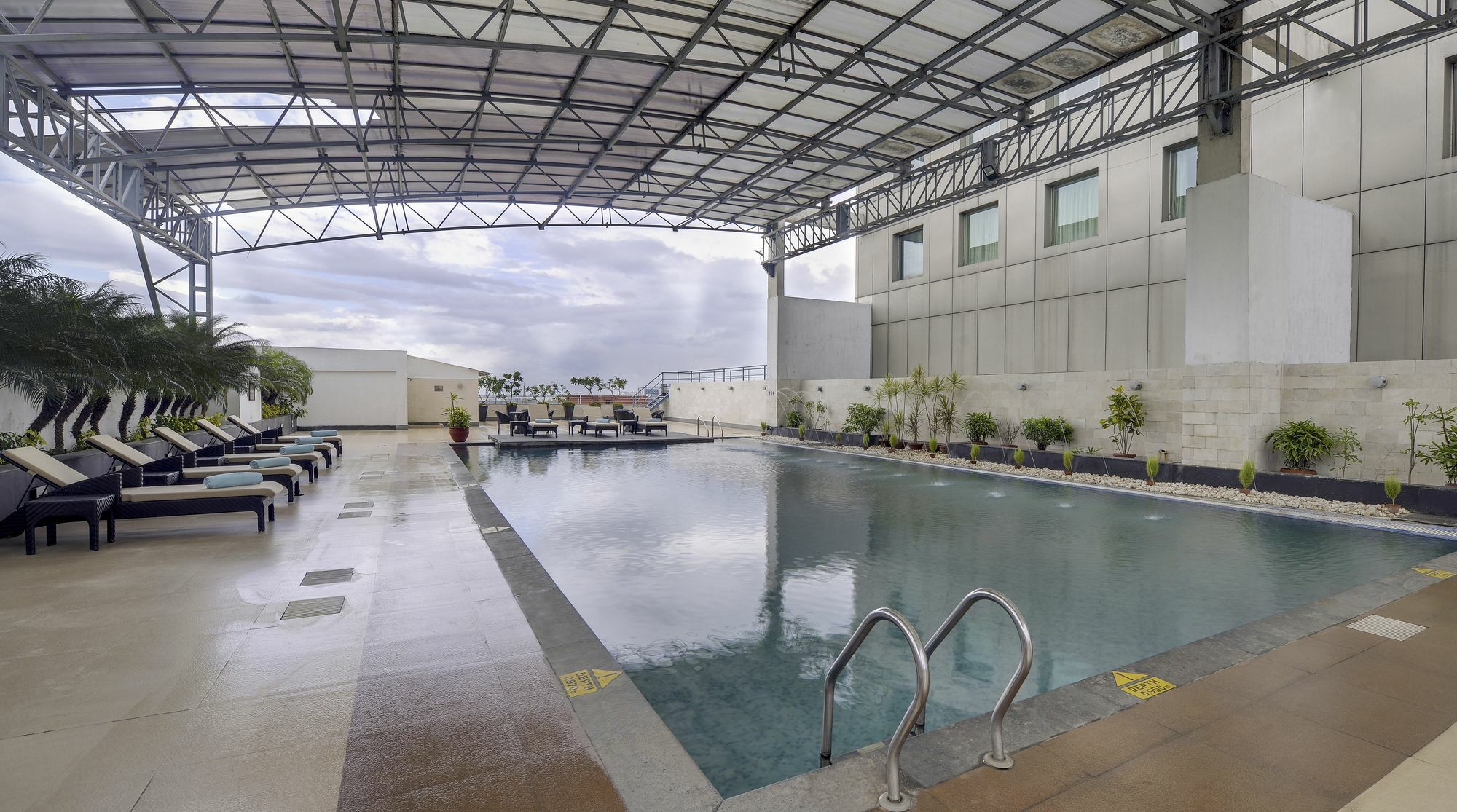 加尔各答普赖德广场酒店 外观 照片 Swimming pool